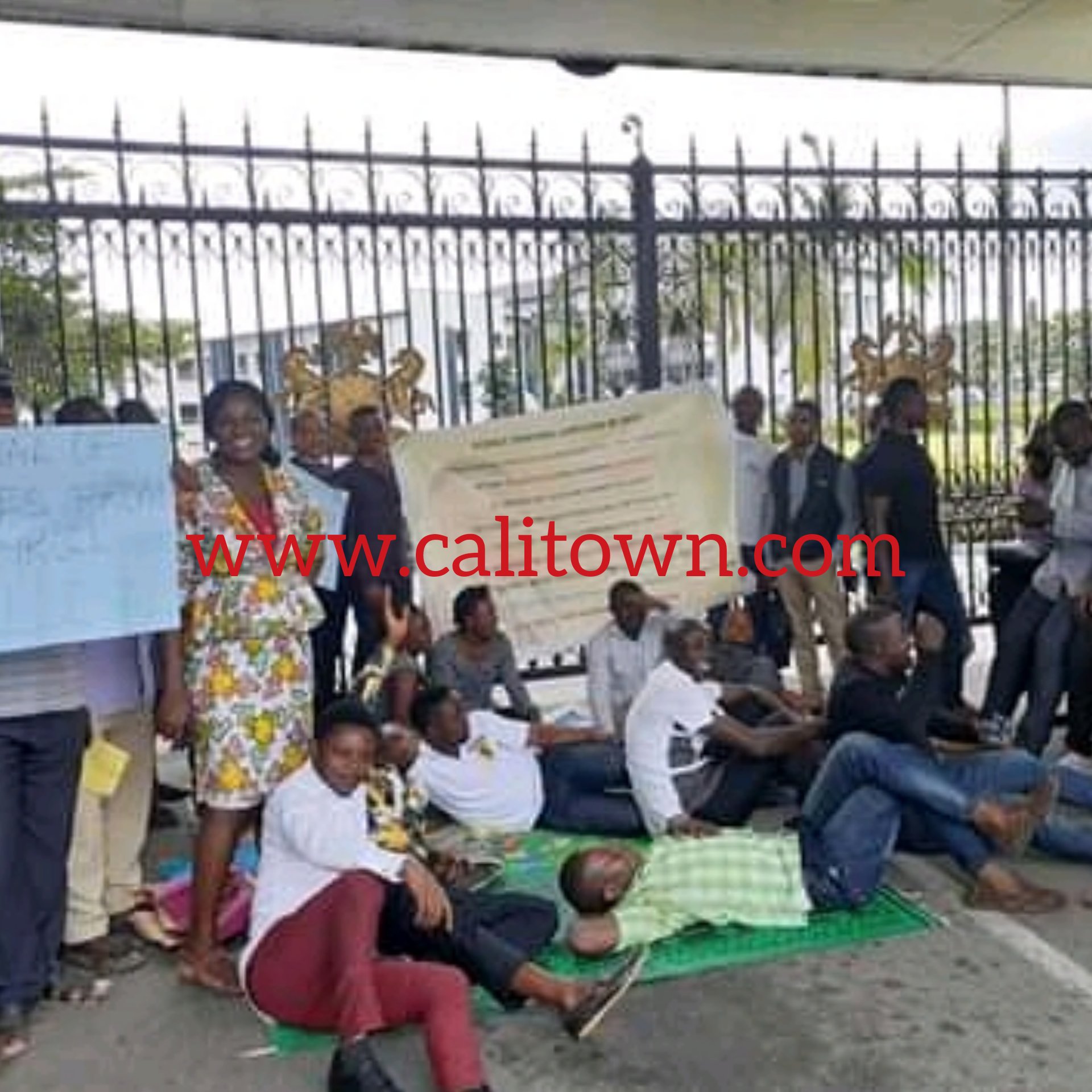CALABAR: Protesters Storm Gov’s Office With Sleeping Mats